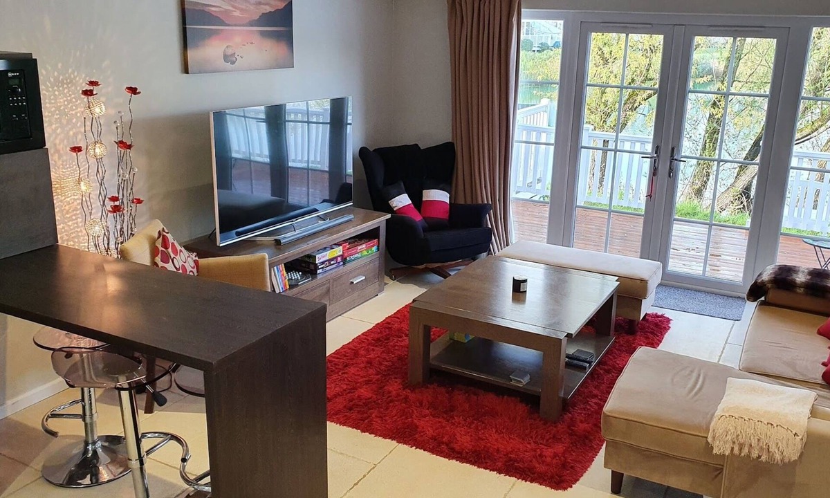 South Cerney Cabin | Lake house - sleeps 7