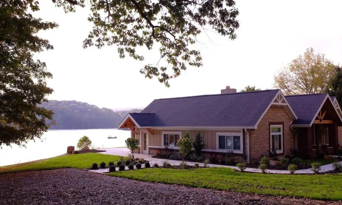 Logan Cabin | Lake House Villa by HHSW