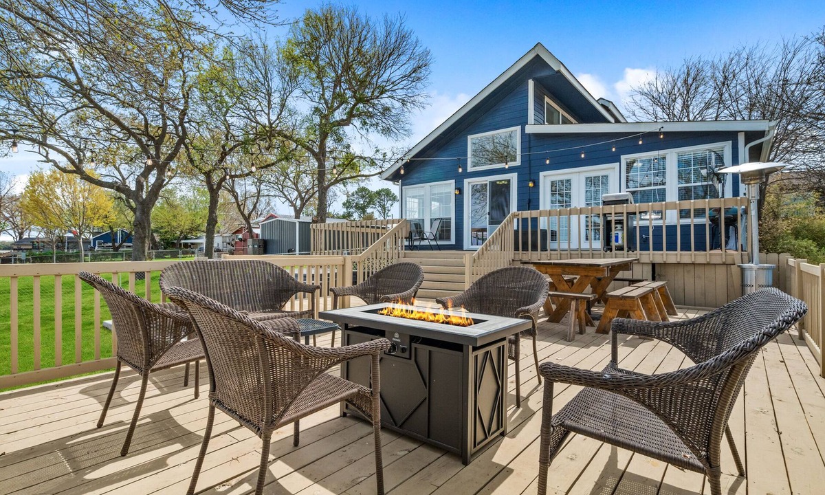 Azle House | Lake House with Hot Tub + Games