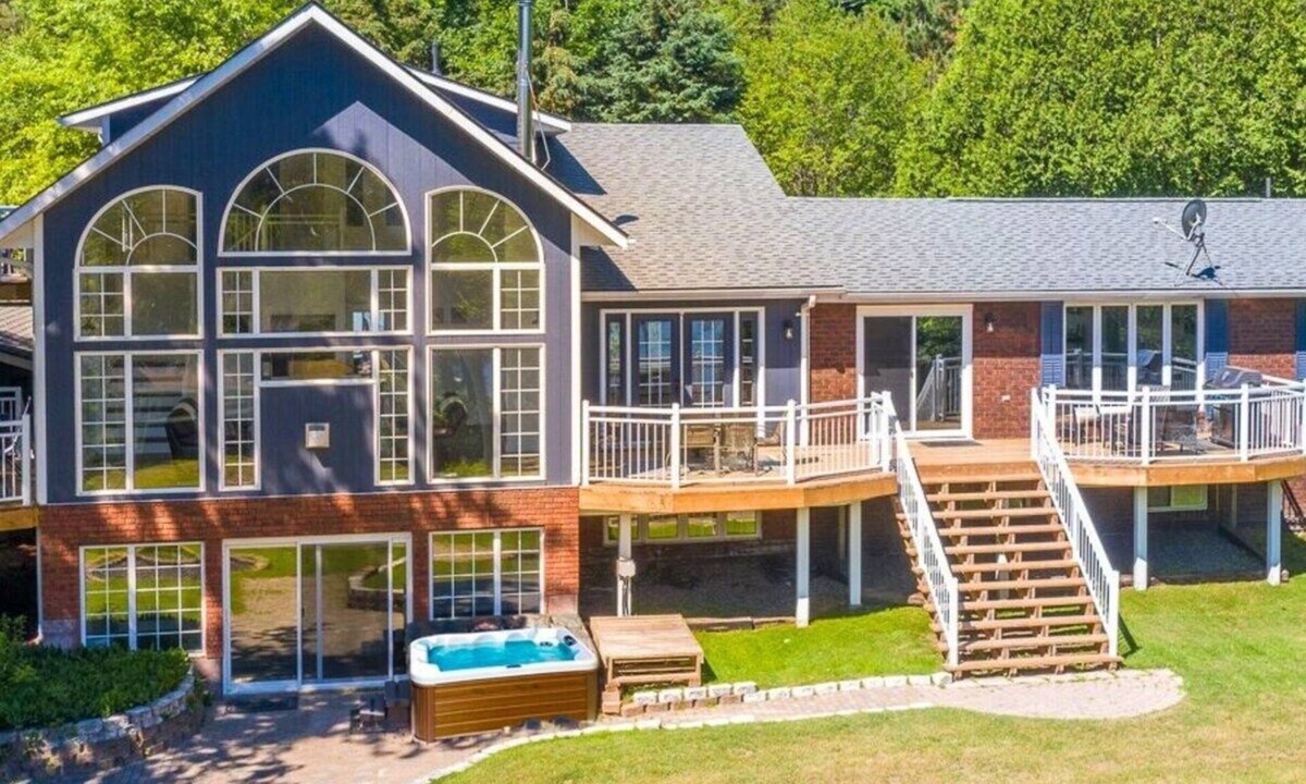 Seguin Cottage | Lake Joseph, Hot Tub, Pickle Ball, Beach, Firepit