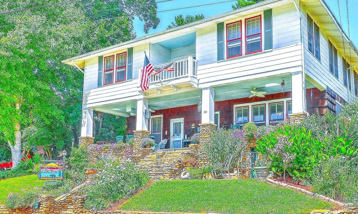 Lake Junaluska Cabin | Lake Junaluska 14 Bedroom Inn, Perfect for Reunions, Retreats, Weddings & More!