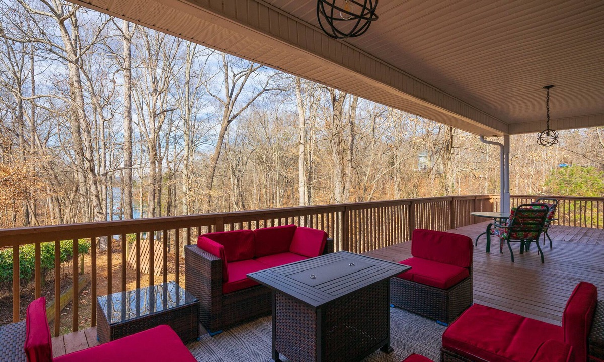 Gainesville House | Lake Lanier Retreat + Deep Water Dock + Hot Tub