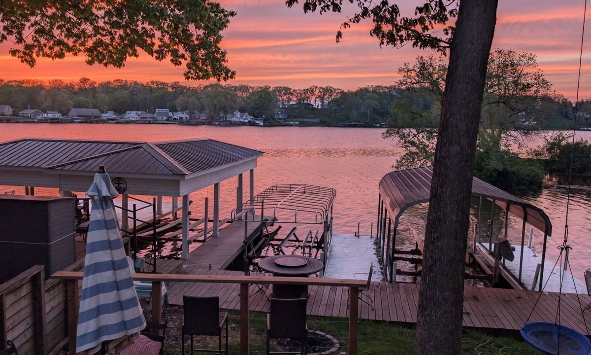 Monticello Cottage | Lake-Level Retreat w Hot Tub, Picture Windows & 65” TV for Ultimate Relaxation