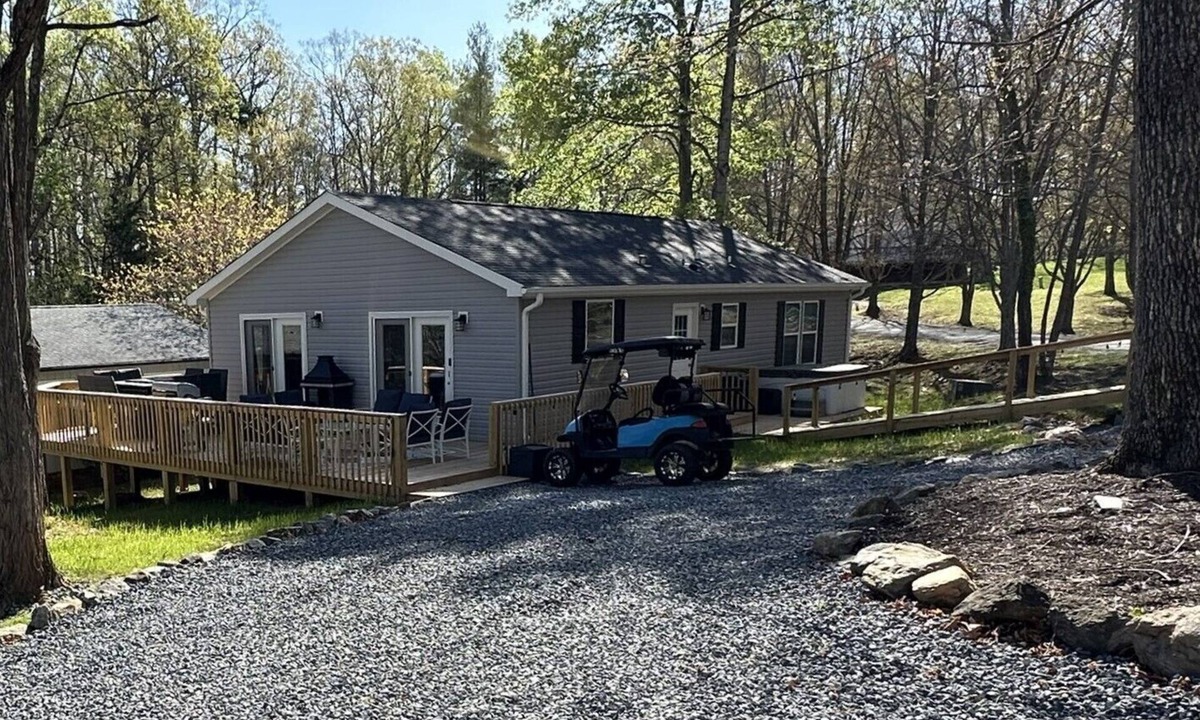 Huddleston House | “Lake Life”, a new lake side SMART HOME at Smith Mountain Laken
