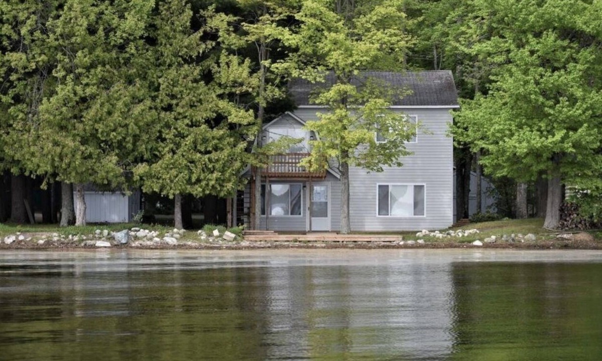 Baldwin House | Lake life at its finest with nearby outdoor adventures! Hunters and ORV welcome!