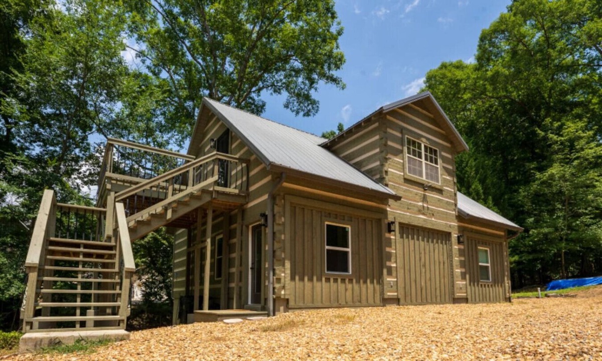 Cedar Bluff House | Lake living at its best!