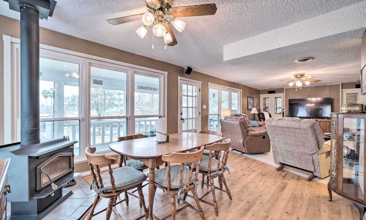 Onalaska House | Lake Livingston Hideaway w/Dock + Gas Grill!