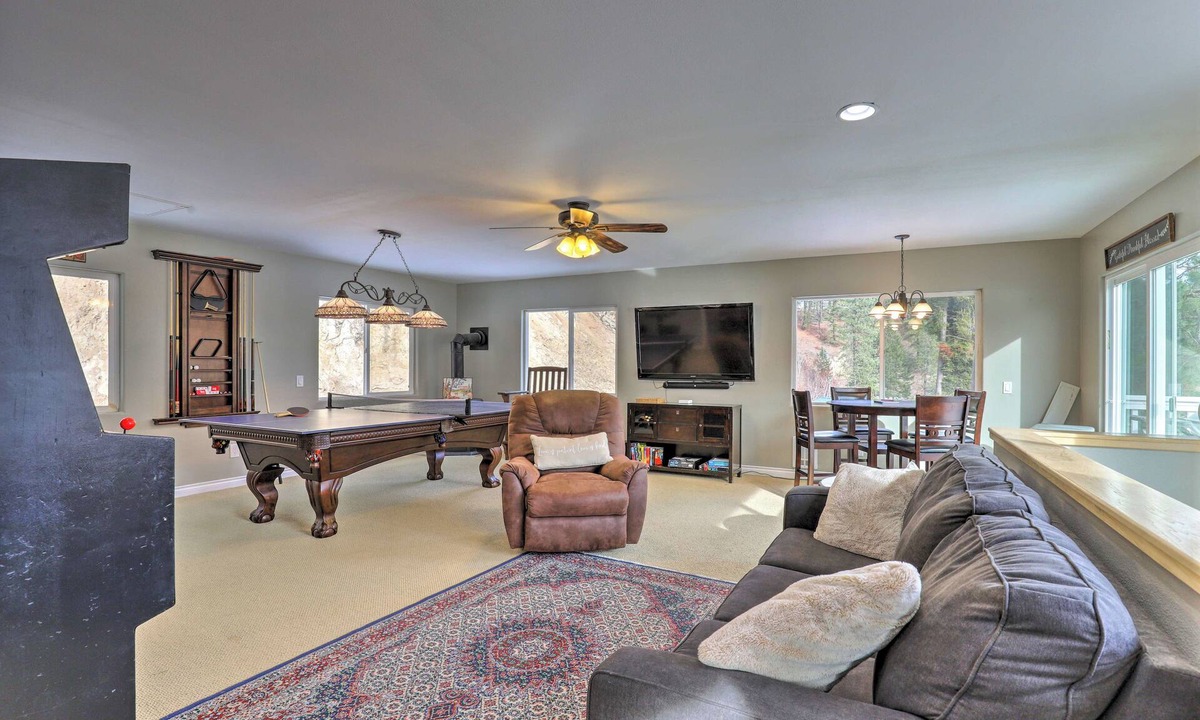 Loon Lake Cottage | Lake Loon 'Hillside' Cottage w/Private Deck!