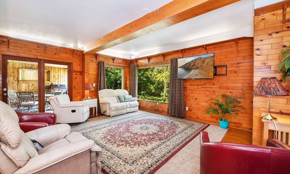 Fairvilla House | Lake Lucy Waterfront Home with BBQ & Jon Boat