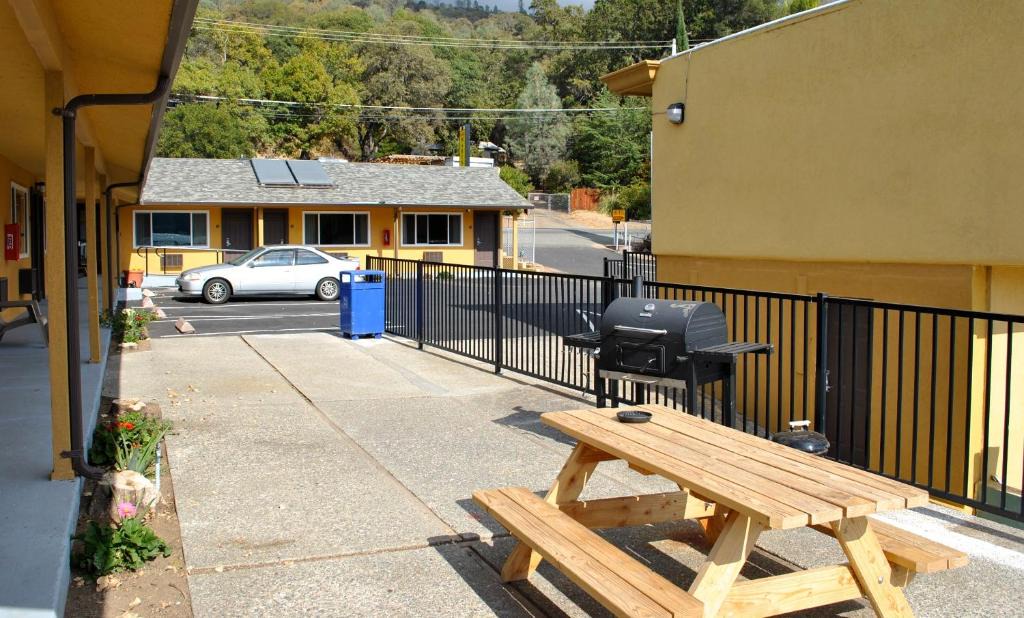 Wilbur Springs Hotel | Lake Marina Inn