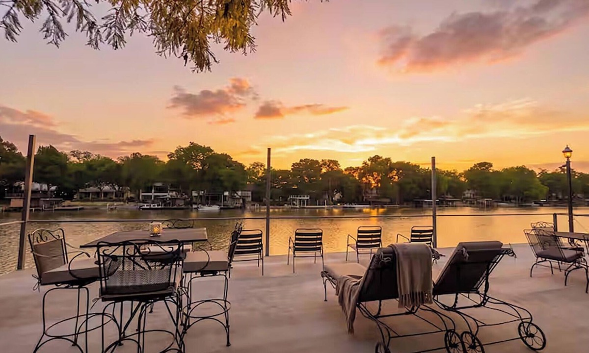McQueeney House | Lake McQueeney Boat Haus - Sleeps 25 - Water & Fun