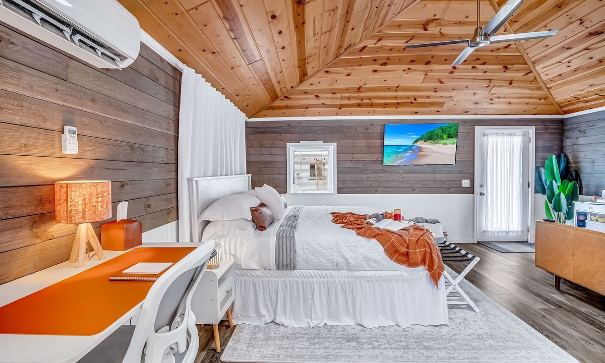 Montague Cottage | Lake Michigan Romantic Cottage | Walk to Beach