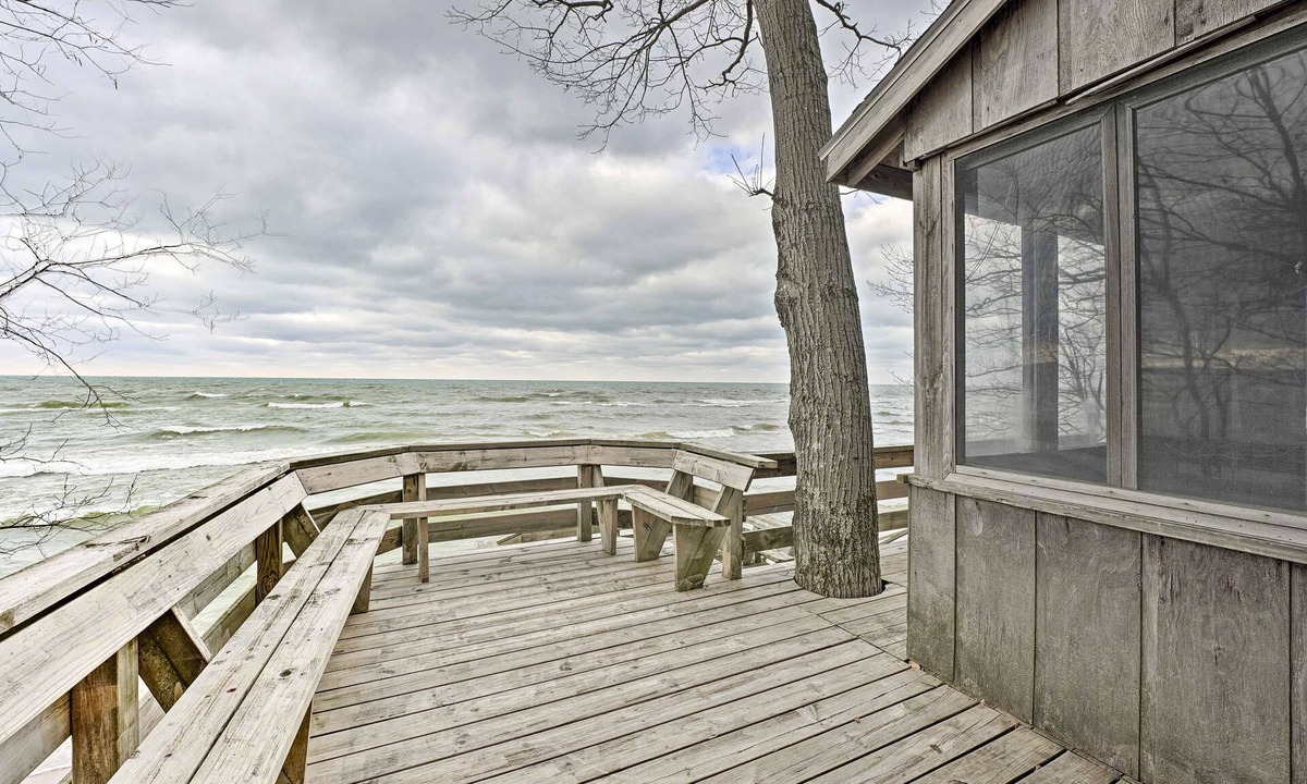 Douglas House | Lake Michigan Waterfront Home: 1 Mile to Downtown!