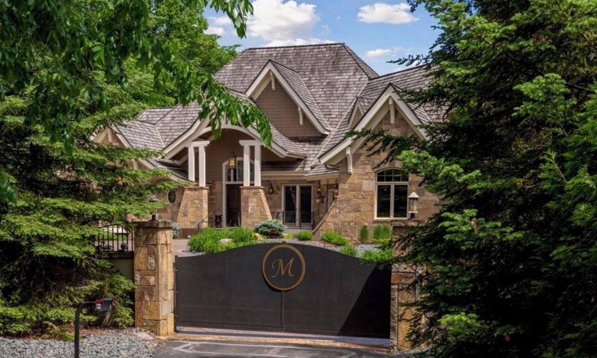 Navarre House | Lake Minnetonka, Maple Ridge Manor-Sleeps 18, Lake, Dock & Private Pool & spa