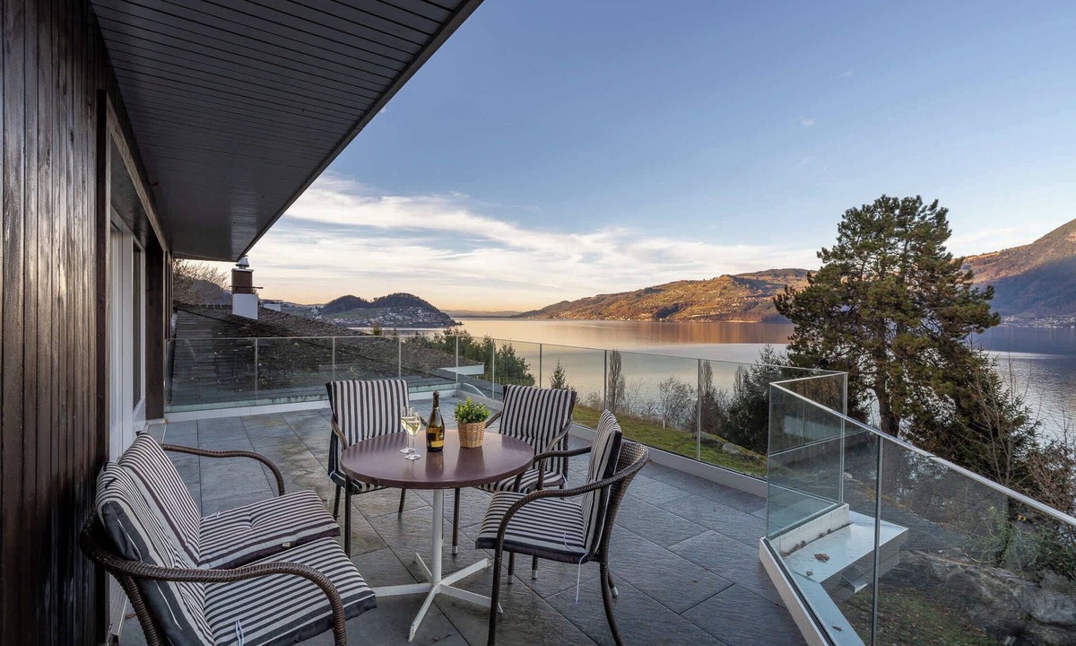 Spiez Villa | Lake & Mountain View Villa | 15min to Interlaken