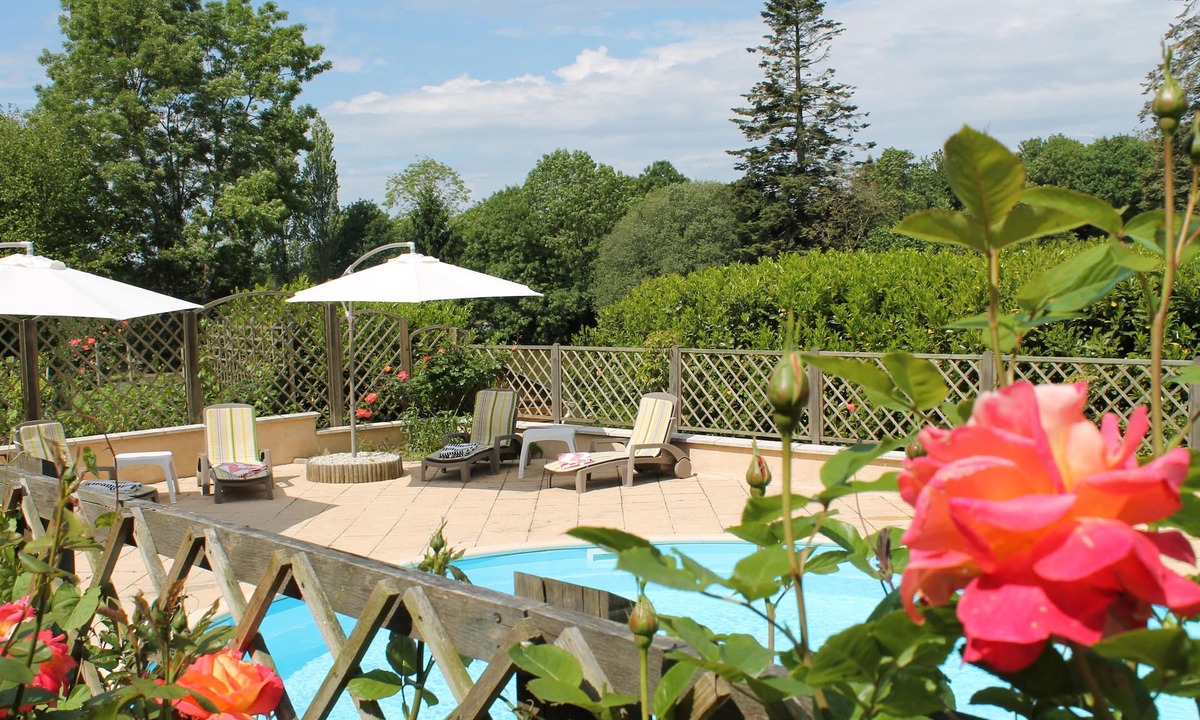 Mouilleron-Saint-Germain Apartment | Lake Noble: the holiday cottage with pond, pool and spa in the heart of nature