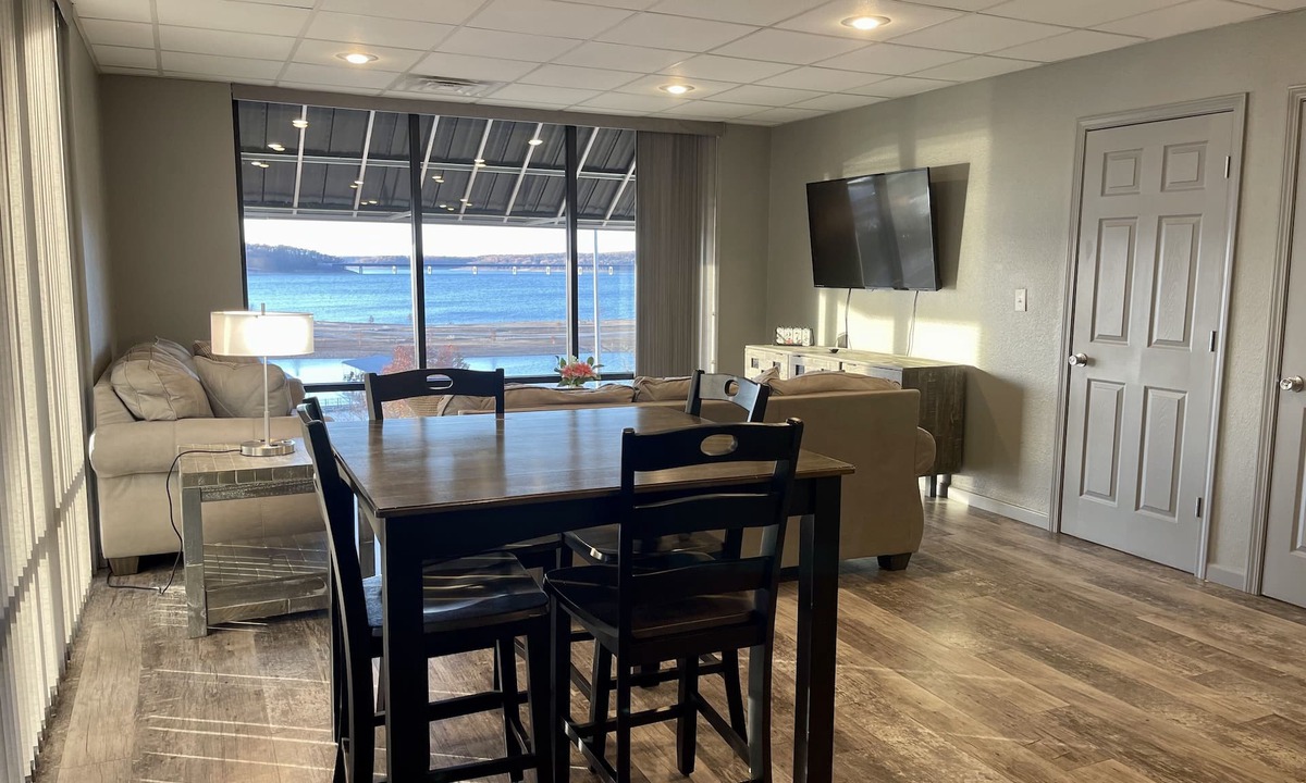 Henderson Hotel | Lake Norfork Resort