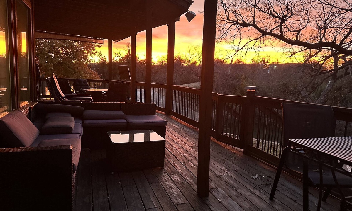 Warr Acres House | Lake Oasis w/Pool, Hot tub, Gym