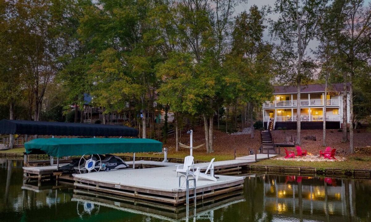 Eatonton House | Lake Oconee|Pet Friendly|4 King Suites|Kayaks +