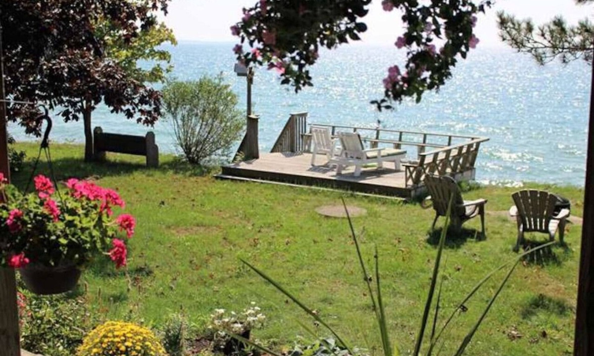Wellington House | Lake Ontario Waterfront Cottage