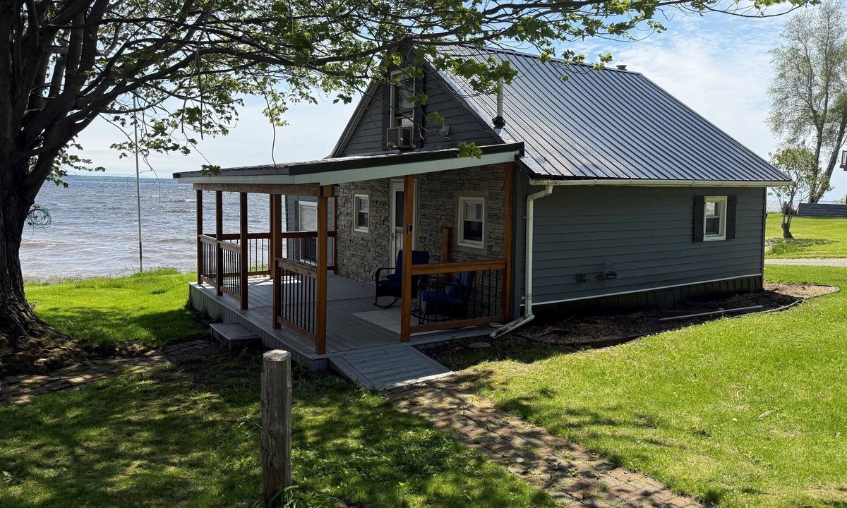 Dexter Cottage | Lake Ontario Waterfront Cottage | Kayaks, Fire Pit & Peaceful Escape