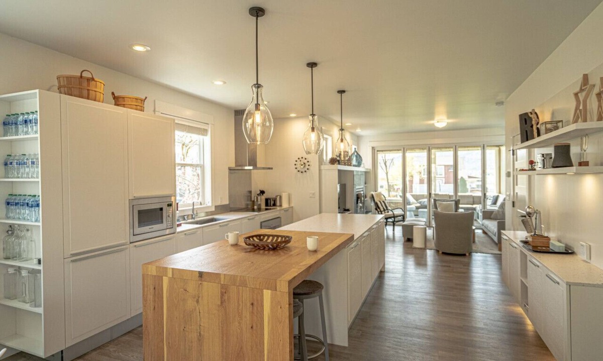 Oroville House | Lake Osoyoos Gem - Steps to the beach & Pool!