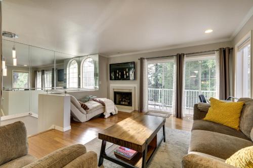 Mount Park House | Lake Oswego Home w/Deck 9 Mi to Downtown Portland