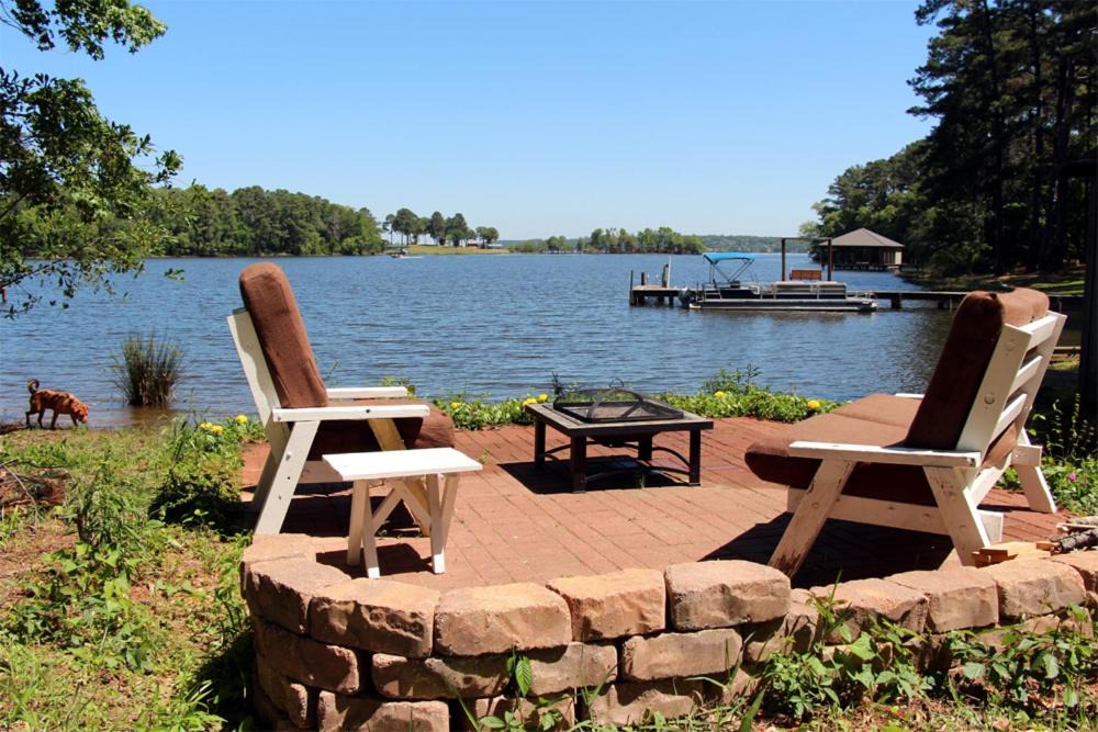 Berryville House | Lake Palestine Family Getaway w/Waterfront Deck