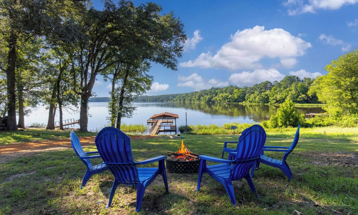 Chandler House | Lake Palestine Water Front Private Boat Dock Fishing Kayak Firepit