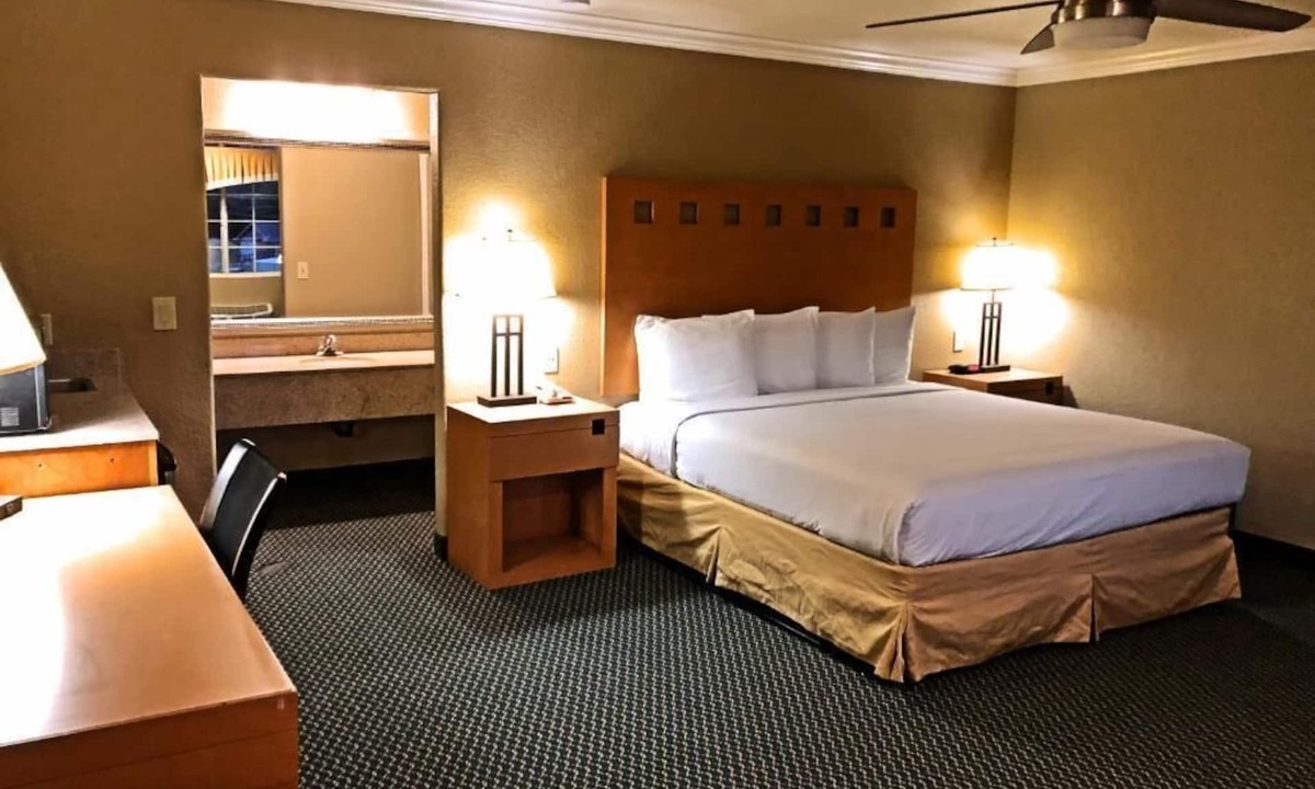 Clear Lake Hotel | Lake Point Lodge