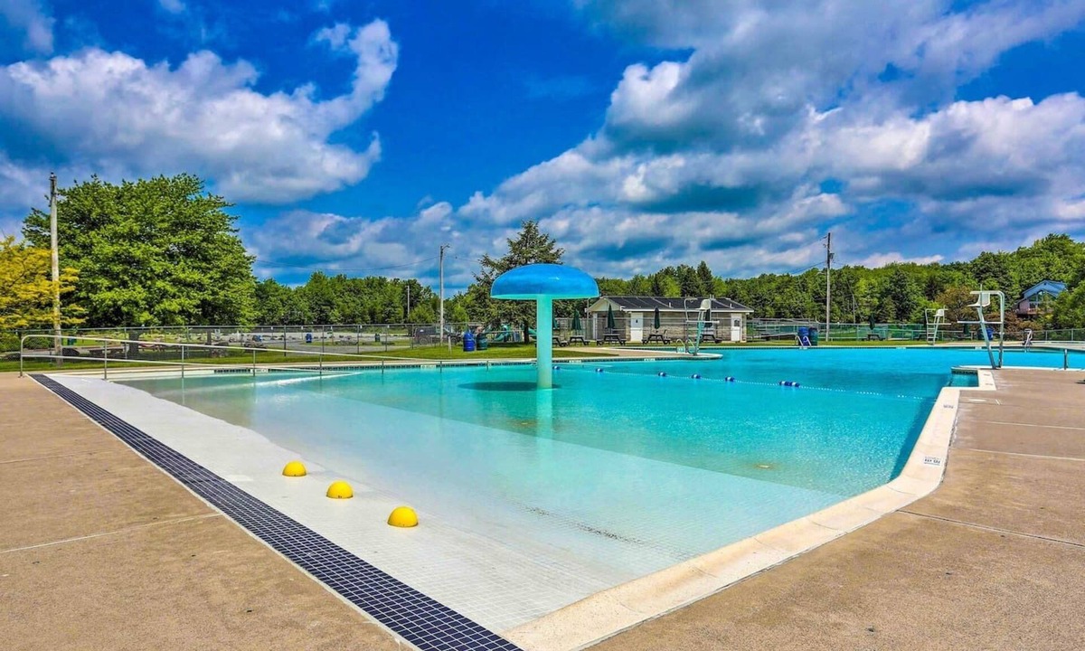 Thornhurst House | Lake & Pool Access, Awesome Firepit, Outdoor Dining, Rare 4BR