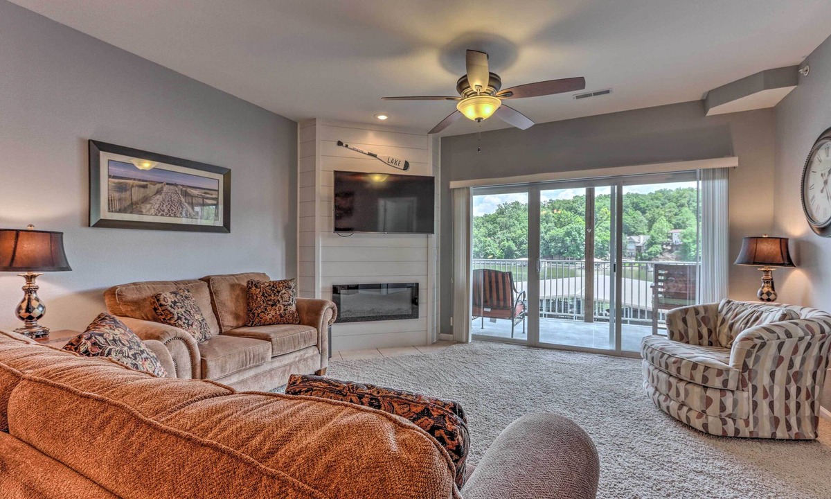 Camdenton Condo | Lake & Poolside Fun! Water-View Camdenton Condo
