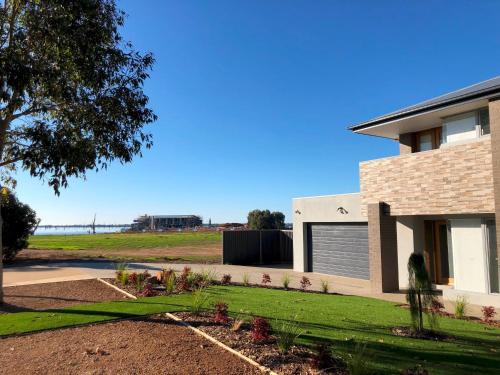 Yarrawonga House | Lake Resort on Black Bull