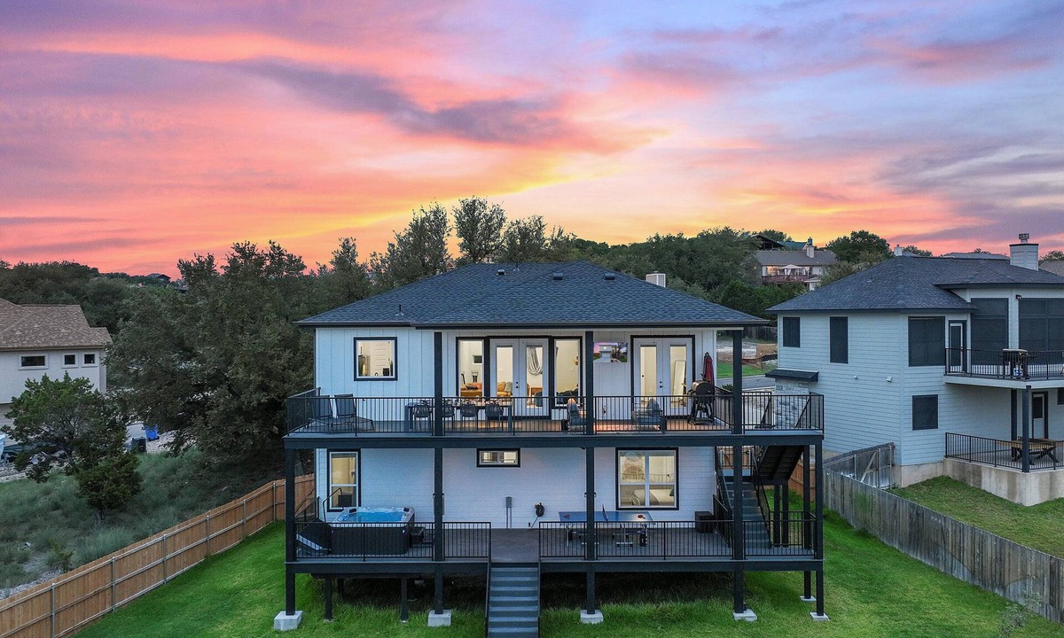 Waterford On Lake Travis House | Lake Retreat w Private Hot Tub, Lake Views, Boat Parking & Walk to Pickleball!