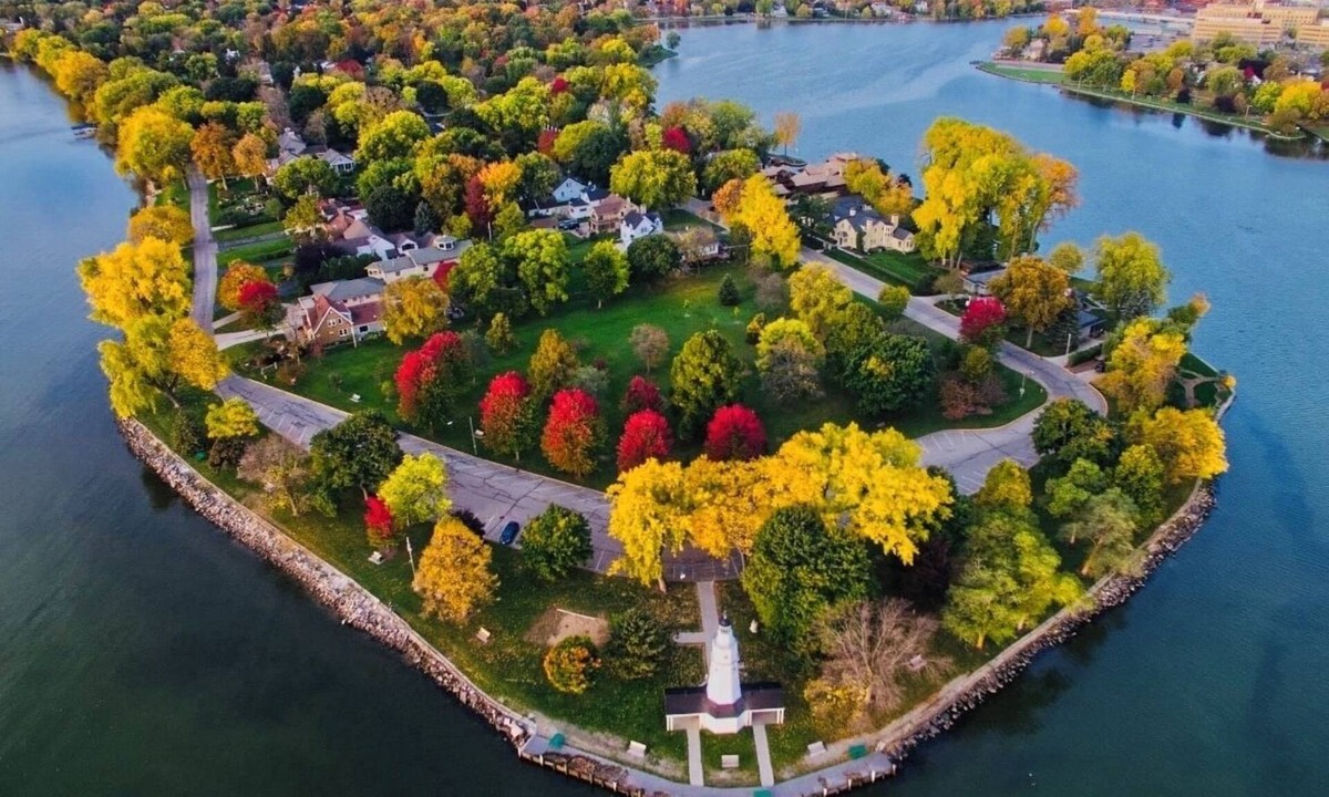Neenah House | Lake, River and Lighthouse View Suite