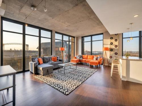 Downtown Cleveland Apartment | Lake River view Balcony 2 Free Parking Gym