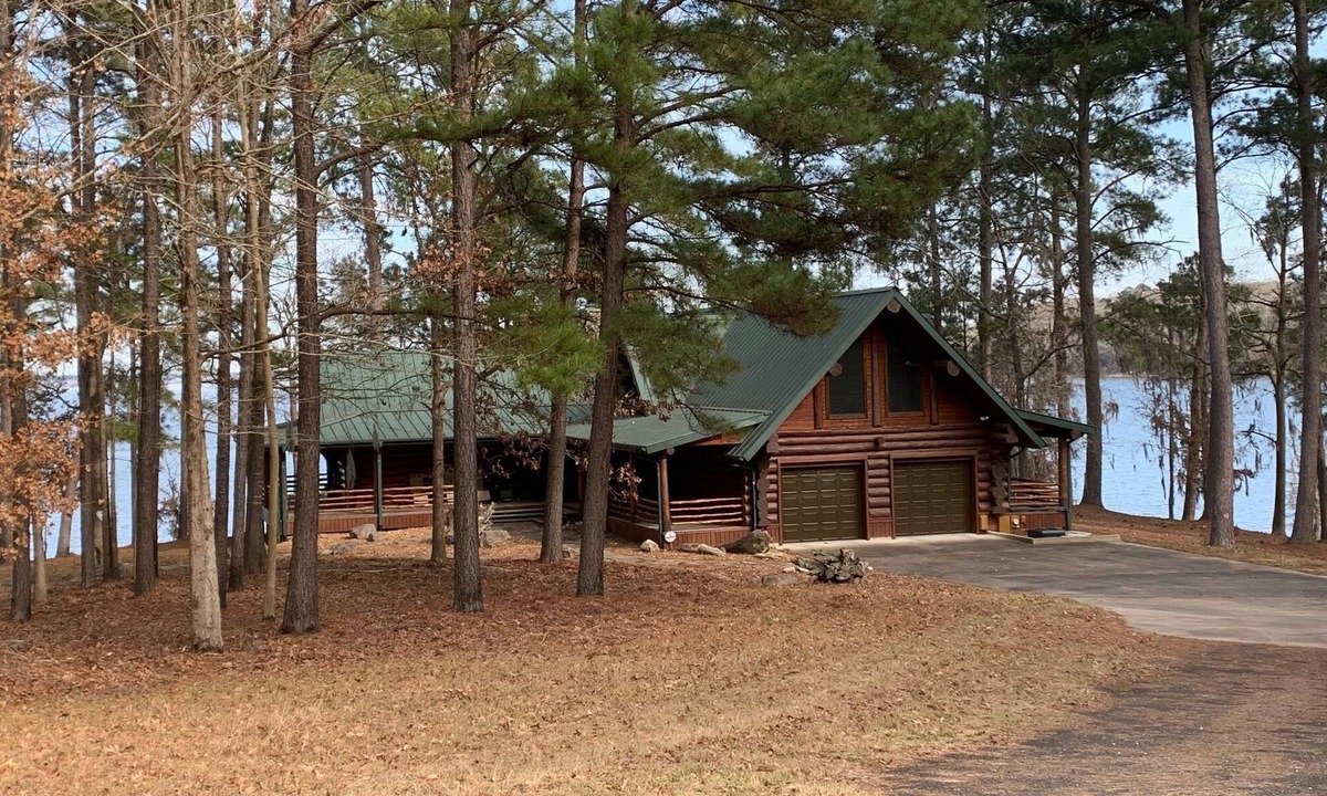 Huntington Cabin | Lake Sam Rayburn - Waterfront Custom Log home, 2000 Sq FtnVideo included.