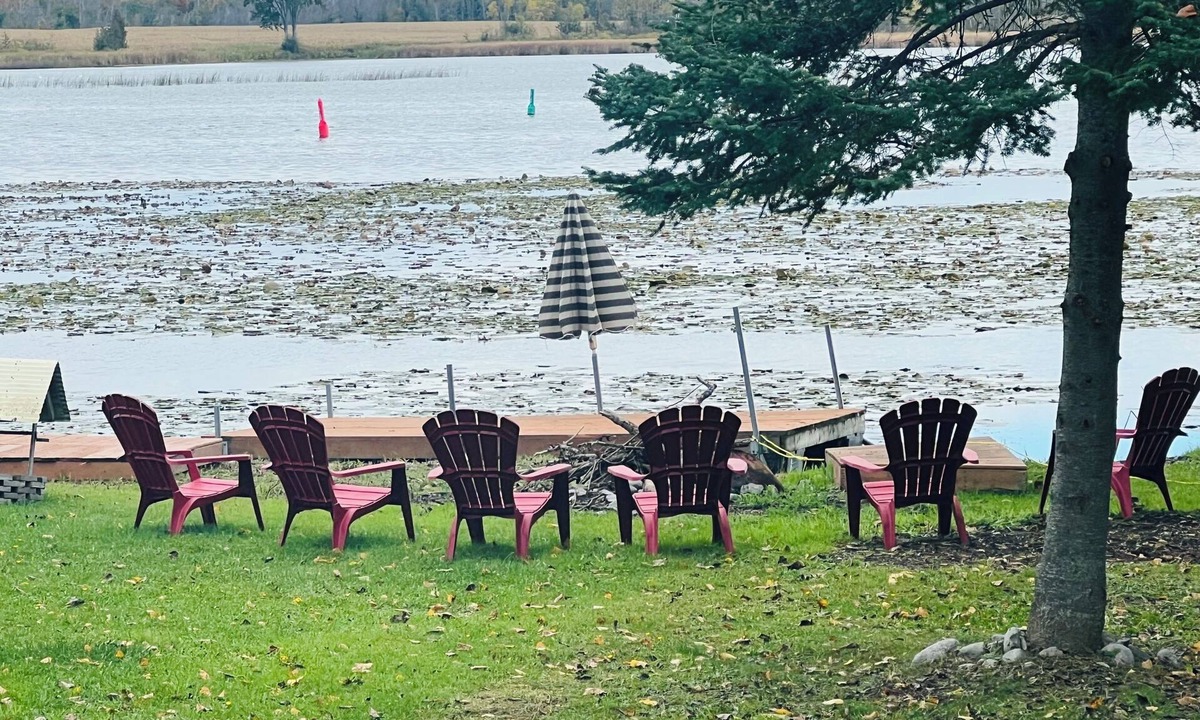 Valentia Cottage | Lake Scugog Waterfront Cottage for families & getaways 1.5 hr from Toronto.