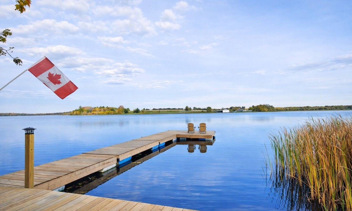 Valentia Cottage | Lake Scugog Waterfront Escape with BBQ, Canoes and Kayaks