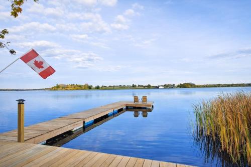 Valentia House | Lake Scugog Waterfront Escape with Fire Pit, Canoes & Kayaks and Games