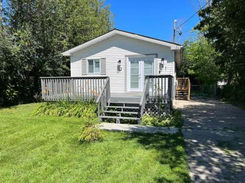 Georgina House | Lake Simcoe Beach Oasis with Backyard and Firepit