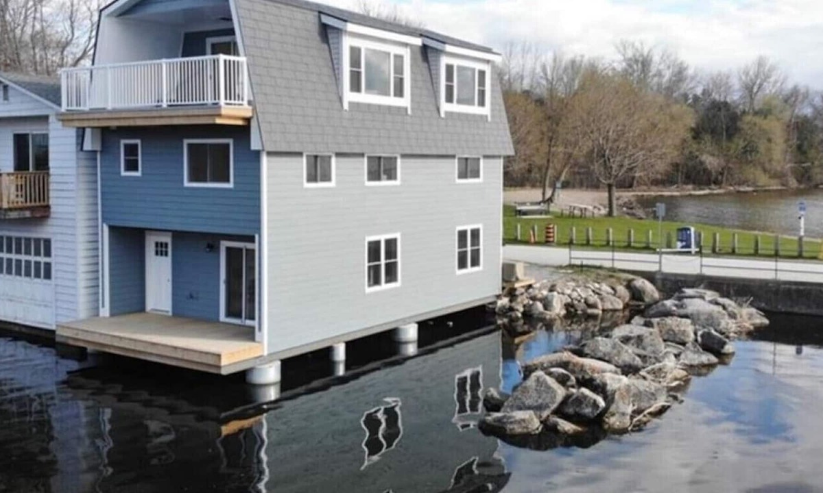 Beaverton House | Lake Simcoe Waterfront Tranquil Lakeside Boathouse