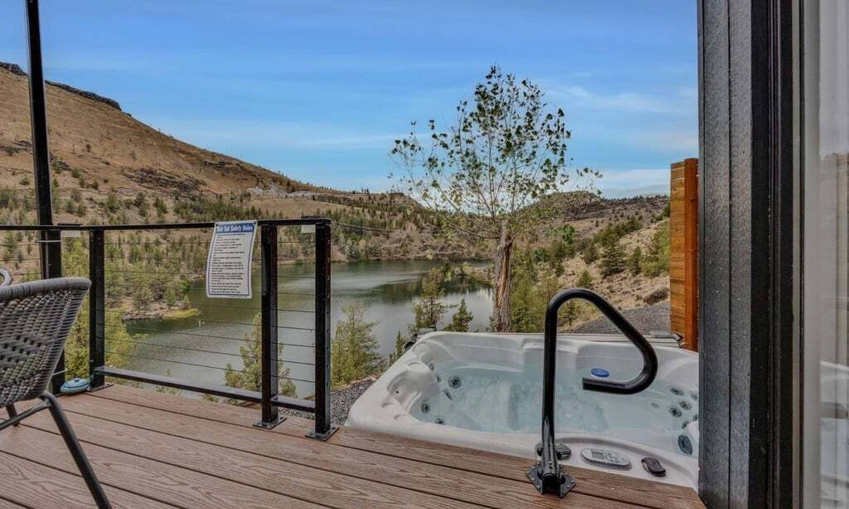 Madras House | Lake Simtustus Resort Juniper Hill Tiny Home #12 - Hot Tub