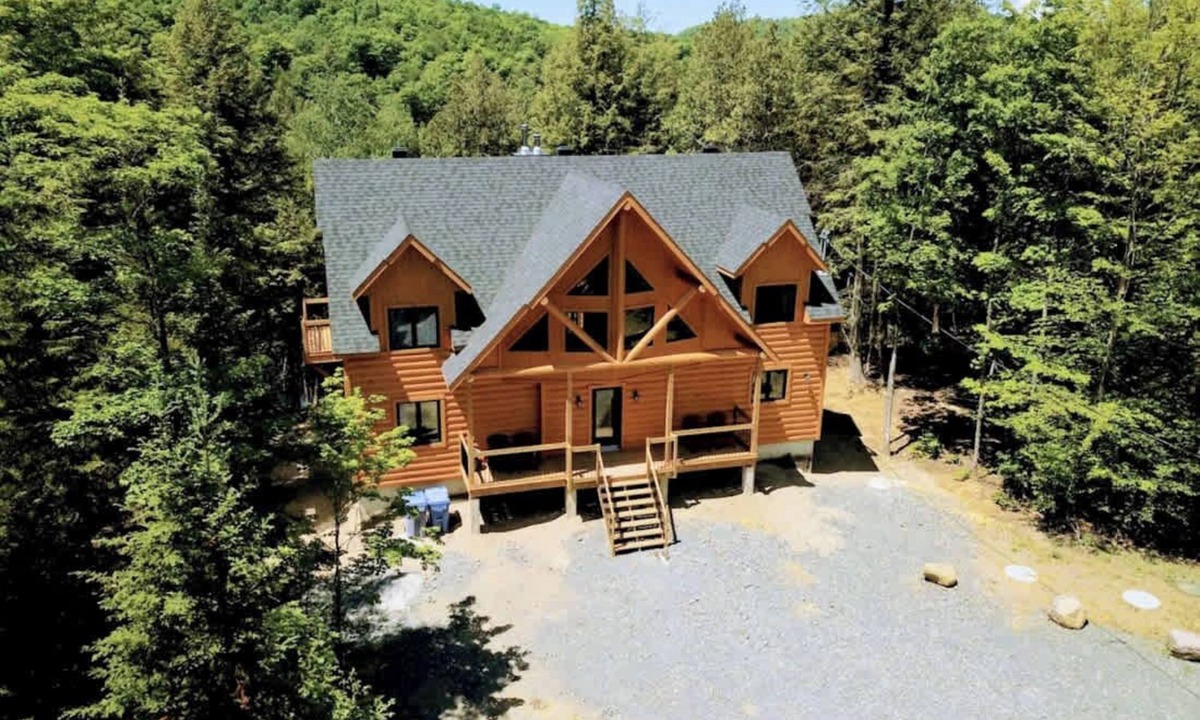 Grenville-sur-la-Rouge Ski Chalet | Lake, Spa, Forest Fun & Game room | Le Grand Chene