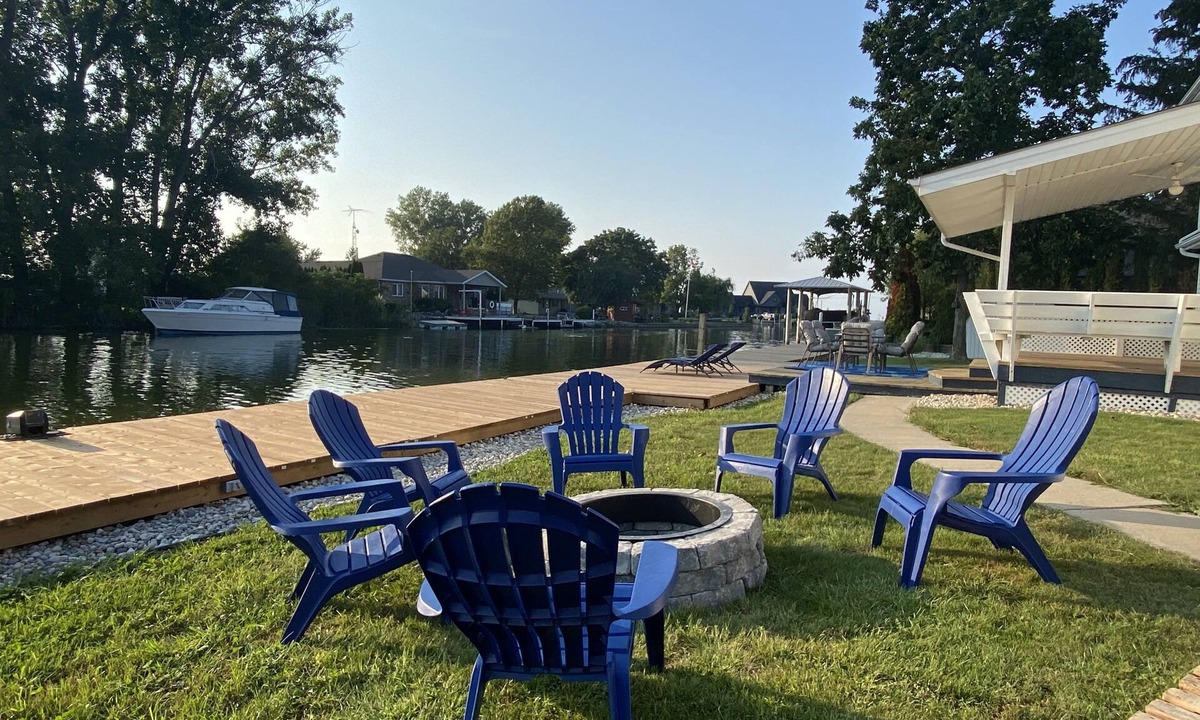 Lighthouse Cove Cottage | Lake St. Clair Waterfront Cottage | Hot Tub Games Room Family Retreat for 8–12