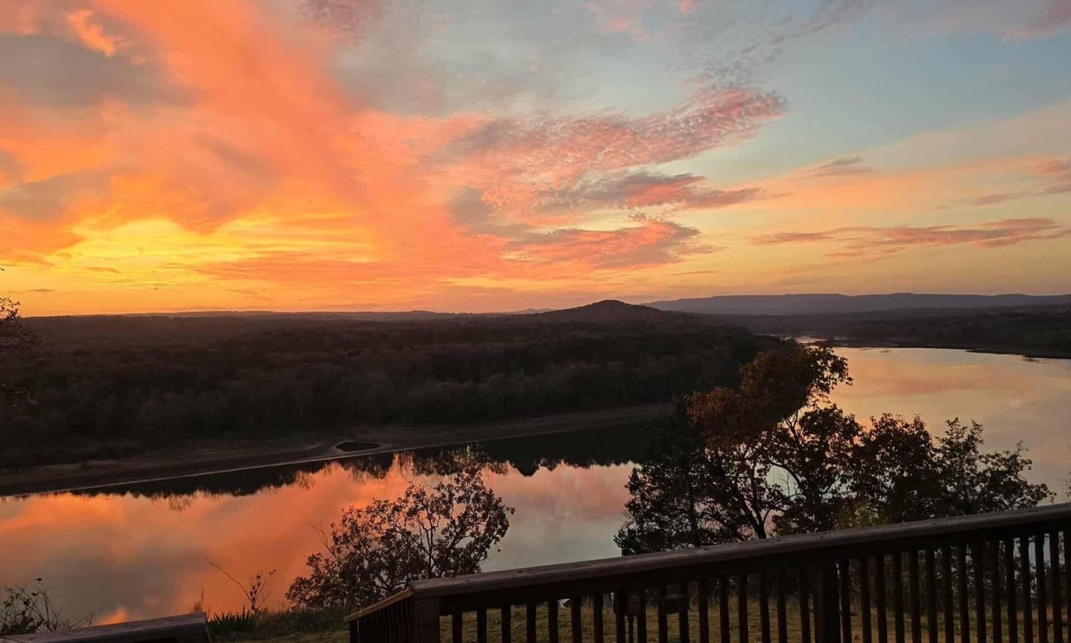 Shirley House | Lake Sunsets close to public boat ramp, Clinton AR and Farfield Bay