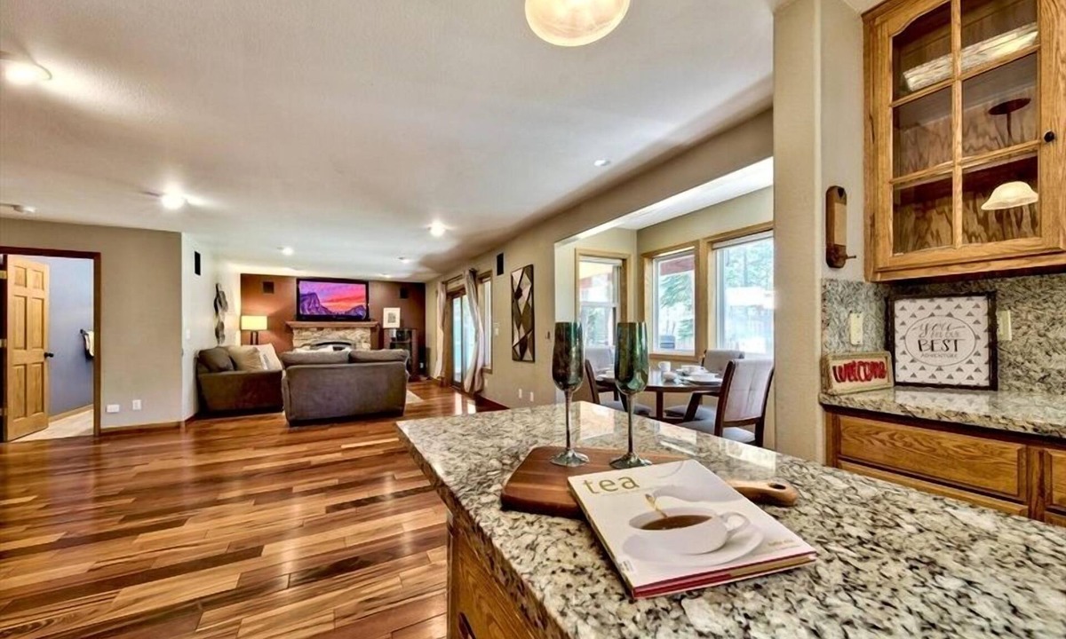 North Upper Truckee House | Lake Tahoe spacious Retreat with fun yard mv19