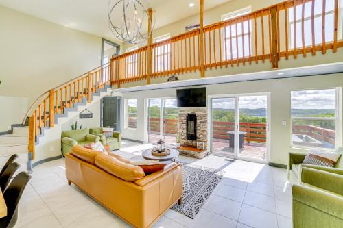 Forsyth House | Lake Taneycomo Views: Family-Friendly Cabin!