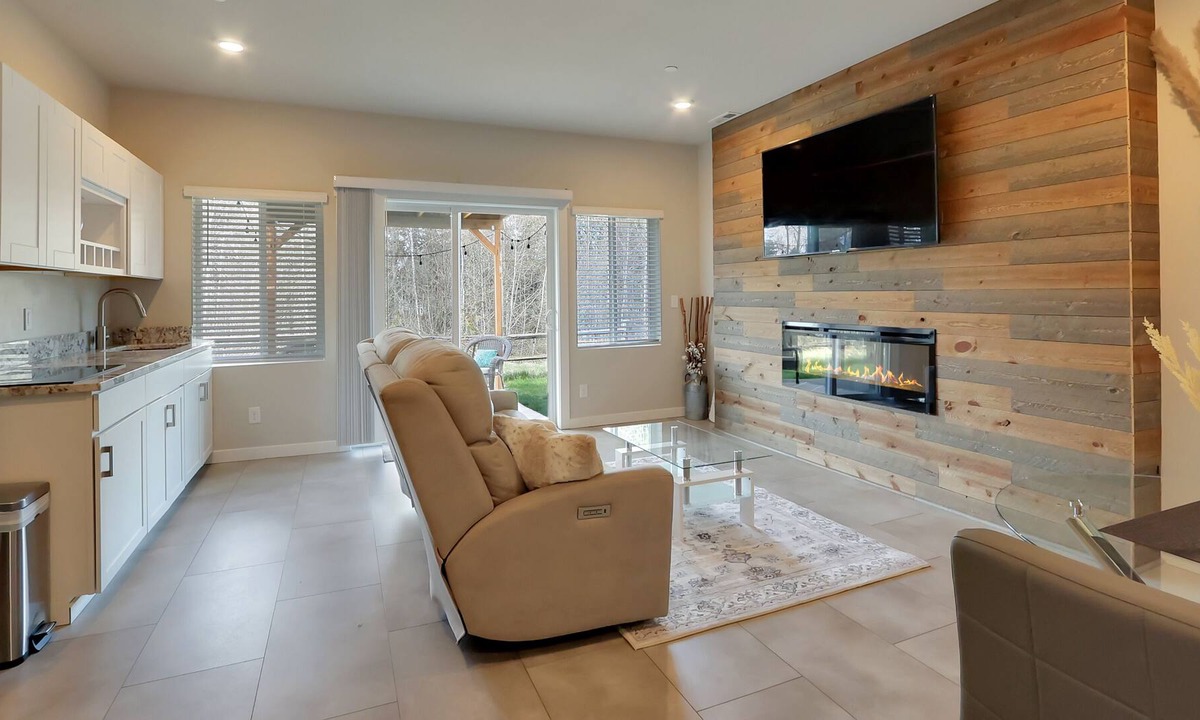 Bonney Lake Apartment | Lake Tapps Luxury Private Oasis