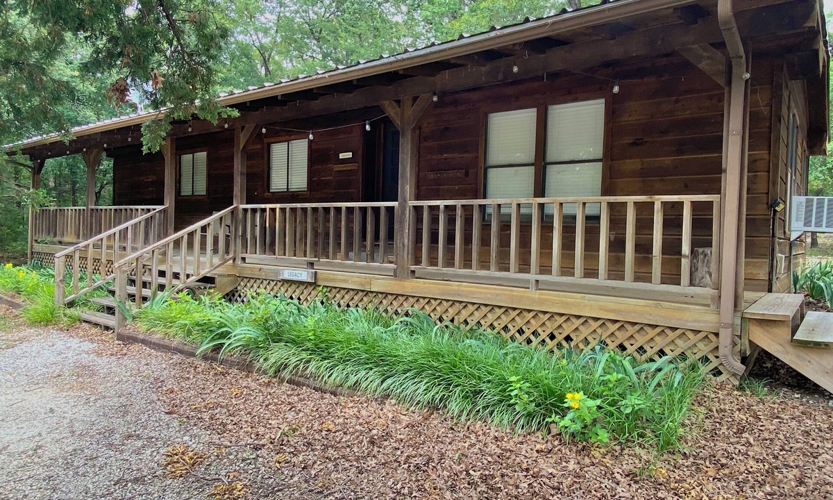 Denison Cabin | Lake Texoma 3 BR Lodge with Fishing, Kayak, waterfront access